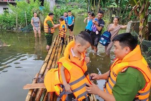 Lực lượng vũ trang Lạng Sơn giúp dân khắc phục hậu quả mưa lũ