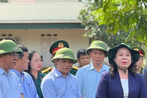 Phó Chủ tịch nước Võ Thị Ánh Xuân tặng quà người dân vùng bão lũ ở Bắc Giang, Lạng Sơn