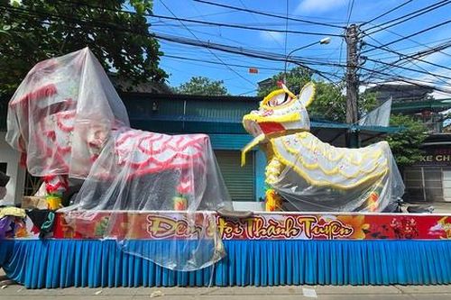 Đoàn xe đèn lồng khổng lồ ở Tuyên Quang 'nằm bất động' trong bão lũ