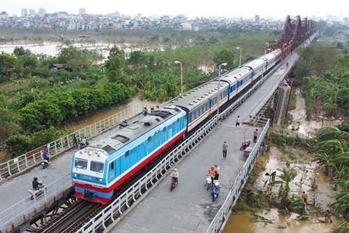 Cận cảnh tàu hỏa băng băng trên cầu Long Biên sau khi gỡ lệnh cấm