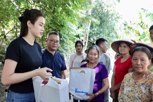 Hoa hậu Đỗ Thị Hà cùng bạn đọc Tiền Phong đến với người dân vùng lũ Tuyên Quang