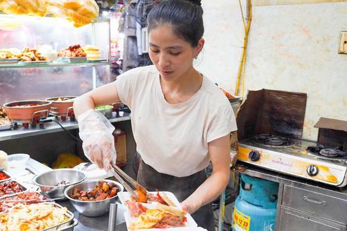 Quán ở Hà Nội có tên độc lạ, cô chủ bán mấy thúng xôi mỗi đêm