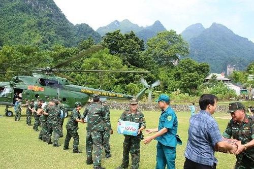 Cùng trực thăng 'vượt mây, lách núi' đưa hàng cứu trợ đến nơi tứ bề chia cắt