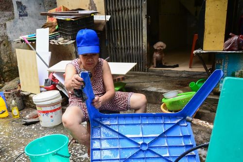 Người dân ven đê sông Hồng hối hả dọn dẹp sau khi nước lũ rút