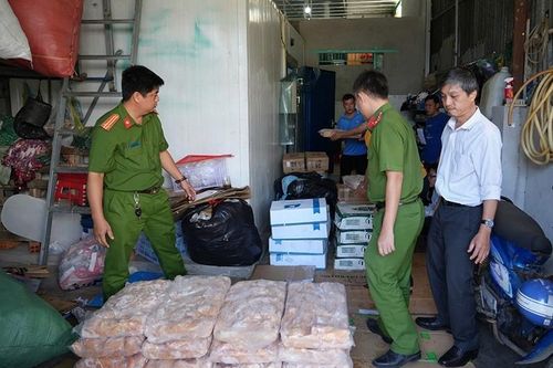 Phát hiện gần 1,4 tấn thực phẩm không rõ nguồn gốc