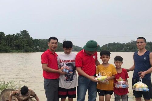 Hội Chữ thập đỏ Nghệ An sẻ chia với người dân vùng lũ Hạ Hòa (Phú Thọ)