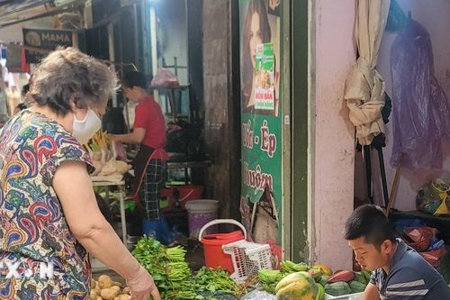 Hà Nội: Thực phẩm dồi dào, giá rau xanh 'hạ nhiệt' sau mưa bão
