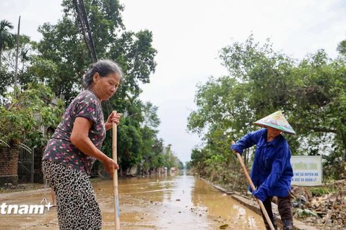 Một số khu vực ở Thanh Trì vẫn chưa rút nước, người dân sinh hoạt khó khăn