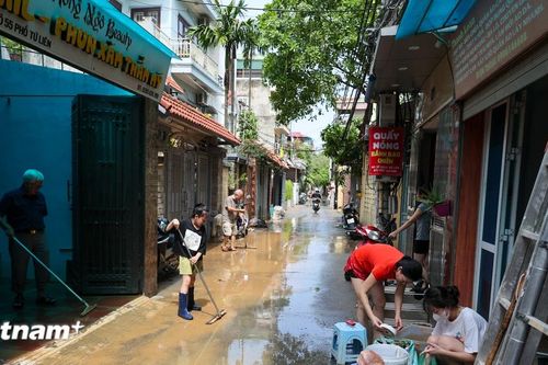 Người dân hối hả dọn dẹp, quay trở lại cuộc sống thường nhật sau bão Yagi