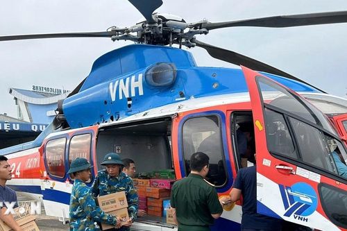 Trực thăng quân sự tiếp tục vận chuyển nhu yếu phẩm tới vùng bị cô lập do bão lũ