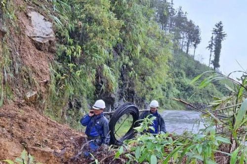 Gian nan vượt ngàn lên non 'nối sóng' thông tin, hỗ trợ người dân vùng lũ