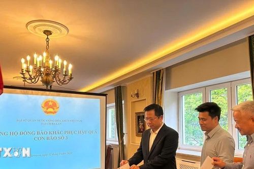 Người Việt tại Ba Lan quyên góp, sẻ chia với đồng bào vùng lũ