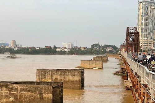 Cận cảnh mực nước sông Hồng tại Hà Nội xuống dưới báo động 1