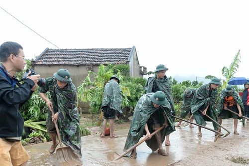 Cận cảnh phóng viên Thông tấn xã Việt Nam xông pha tác nghiệp trong vùng lũ
