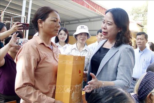 Phó Chủ tịch nước Võ Thị Ánh Xuân thăm, tặng quà người dân bị ảnh hưởng do bão lụt tại Bắc Giang