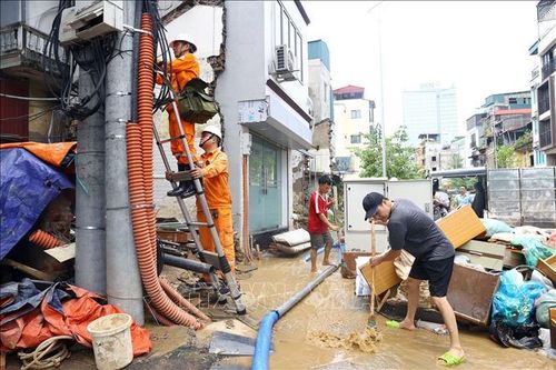 Hà Nội: Nỗ lực cấp điện trở lại cho nhân dân khu vực ngập lụt