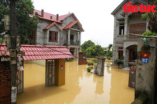 Dân cư ở gần sông Cà Lồ, Sóc Sơn vẫn bị cô lập bởi nước lũ