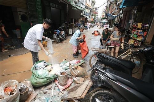 Hà Nội: Nỗ lực xử lý môi trường, phòng chống dịch bệnh sau lũ