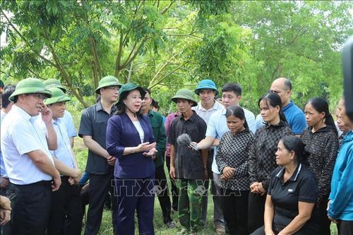 Đến tận vùng ngập lũ thăm hỏi, hỗ trợ người dân