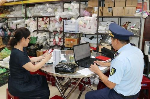 Tạm giữ hàng nghìn sản phẩm hàng hóa không rõ nguồn gốc, xuất xứ