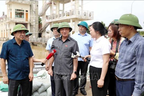 Phó Chủ tịch Quốc hội Nguyễn Khắc Định chia sẻ với vùng lũ Thái Bình