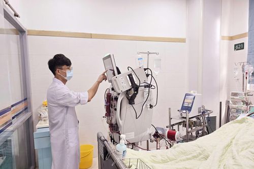 Xuyên đêm giành sự sống cho nạn nhân vùng lũ