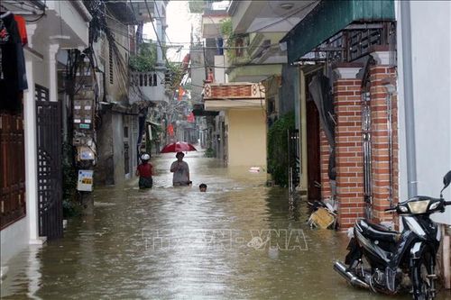 Hà Nam tích cực hỗ trợ người dân vùng bị ngập lụt sâu