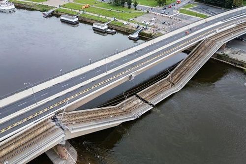 Đức khẩn trương phá dỡ cầu Carola bị sập trước lũ