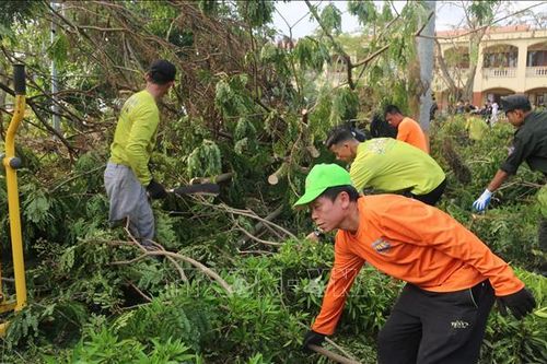 Những 'ngọn lửa ấm', xua tan tổn thất sau bão