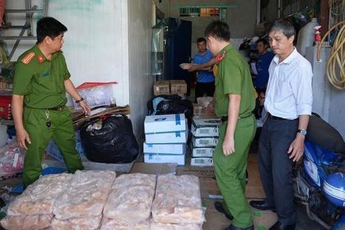 Thu giữ gần 1,4 tấn thịt gà, mỡ heo không rõ nguồn gốc tại Bình Thuận