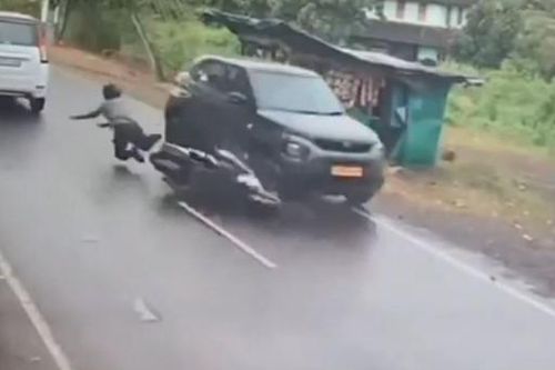 Clip: Người đàn ông nhảy khỏi xe máy, tránh cú tông trực diện với ô tô