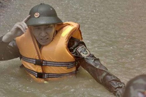 Mạnh Trường khoác áo lính thời bình, cùng đồng đội cứu người dân vùng lũ trong phim mới