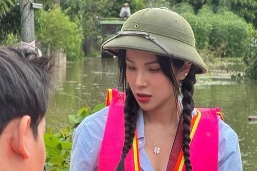 Diệp Lâm Anh nói gì khi bị soi trang phục lúc đi cứu trợ bà con vùng lũ?