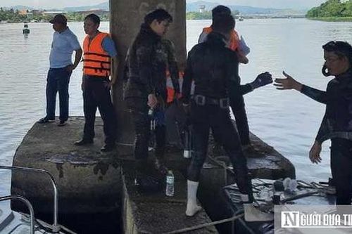 'Người nhái' lặn kiểm tra nhiều mố trụ cầu bắc qua sông Hương