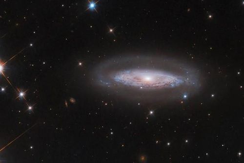 NASA/ESA tung ảnh 'vua quái vật' trọng lượng 65 triệu Mặt Trời