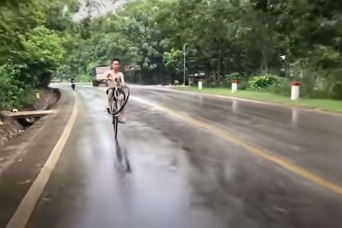 CLIP: Nam thanh niên bốc đầu xe đạp và cái kết cực 'đắng'