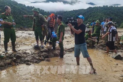 Hình ảnh Phóng viên Thông tấn xã Việt Nam tác nghiệp ở các vùng bão lũ