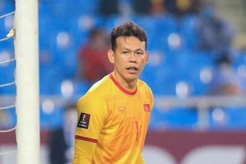 Thủ môn Tấn Trường hỗ trợ bà con gặp khó khăn ở vùng lũ