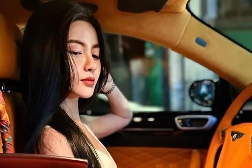 Vợ Quang Hải thức khuya chăm chỉ làm việc sau sinh con