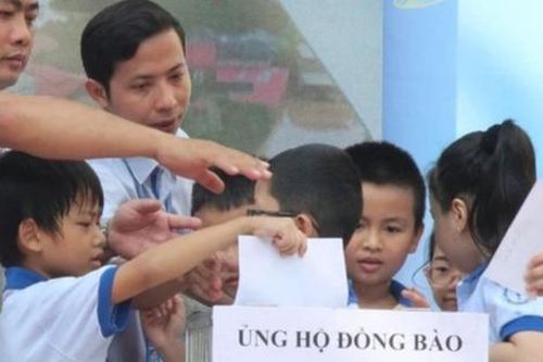 Bí mật tin nhắn ủng hộ người dân bão lũ 15.000 đồng khiến ai cũng rưng rưng