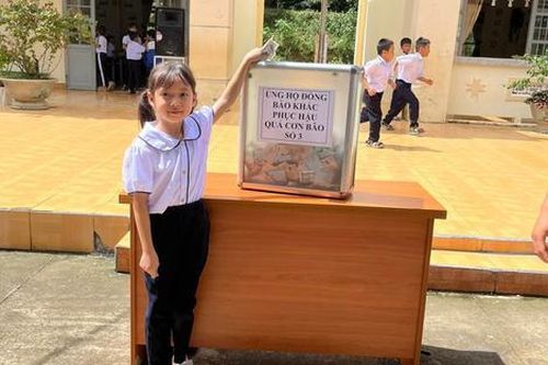 Đáng yêu những màn ủng hộ bà con vũng lũ của các em học sinh