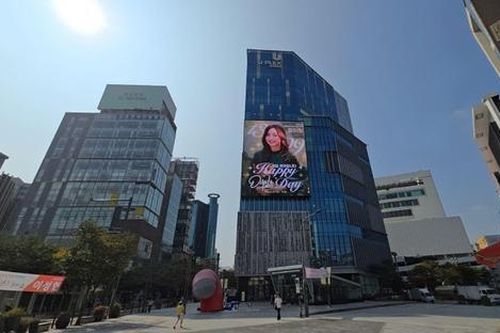 Vừa quyên góp 1 tỷ cứu trợ, Diệp Lê được fan tặng billboard ở Hàn mừng sinh nhật