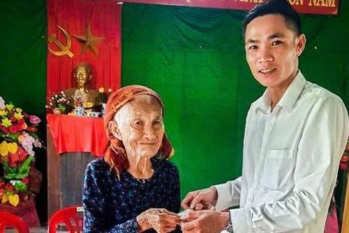 Giữa tâm bão sao kê, xúc động cụ bà 102 tuổi mang 100.000 đồng đến ủng hộ đồng bào vùng bão lũ miền Bắc