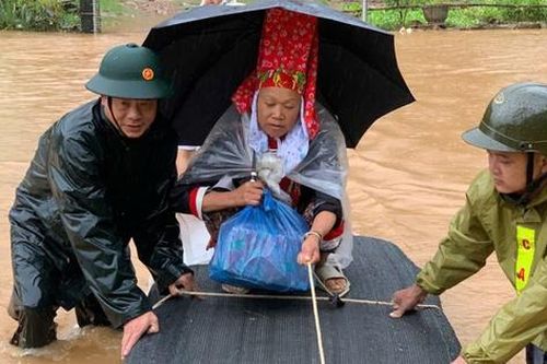 Những hình ảnh ấm tình quân dân trong bão lũ