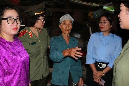 Phụ nữ Công an: Chung tay chia sẻ khó khăn với người dân vùng lũ Lào Cai