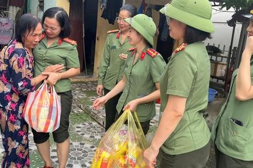 Phụ nữ Công an Hải Dương tặng nhu yếu phẩm, áo phao cho người dân vùng lũ