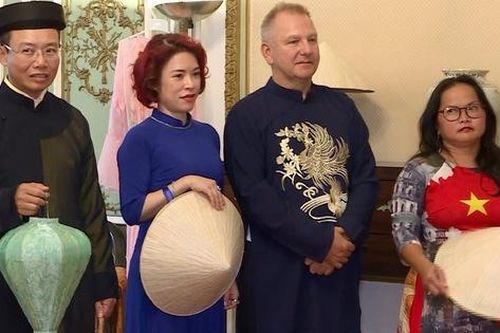 Áo dài làm cầu nối văn hóa Việt Nam và Bỉ