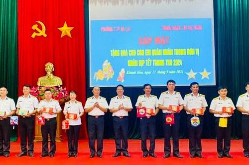 Tặng 100 phần quà trung thu cho con cán bộ, chiến sĩ Hải quân