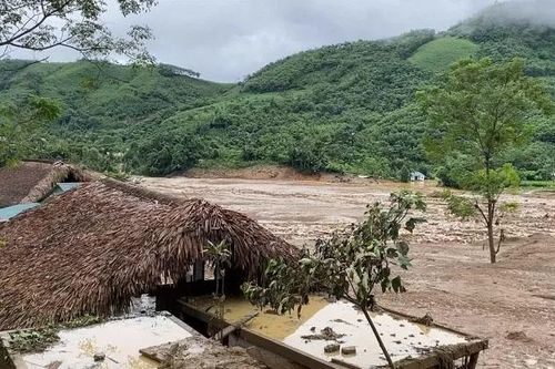 Kỳ tích 8 người trong 2 hộ gia đình may mắn chạy thoát trận lũ quét Làng Nủ