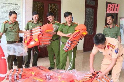 Công an Thanh Hóa cấp phát trang thiết bị phòng, chống mưa bão cho Công an các đơn vị